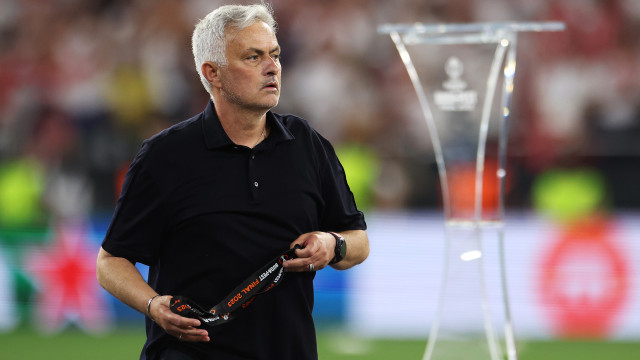 No meio da desilusão, José Mourinho cedeu medalha e fez o dia a um adepto