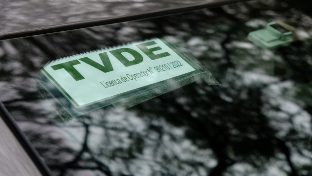 Motorista TVDE para carro e pede socorro após ser ameaçado por passageira