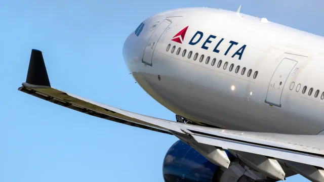 
                    Lucro da Delta Air Lines cai 45% até setembro para 1.850 milhões
                