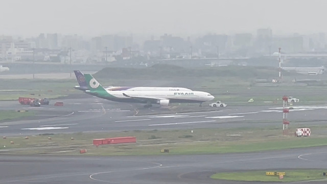 Colisão entre 2 aviões causa encerramento de pista no aeroporto de Tóquio