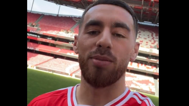 "Carrega Benfica". Kokçu 'arranha' português na mensagem aos adeptos