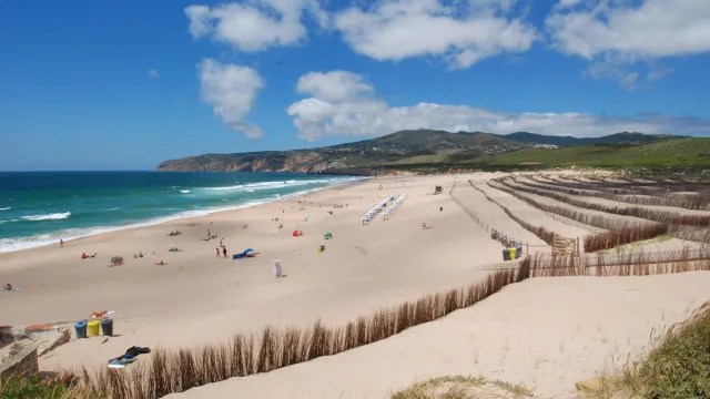 
                    Surfista resgatado na praia do Guincho: Estava em 