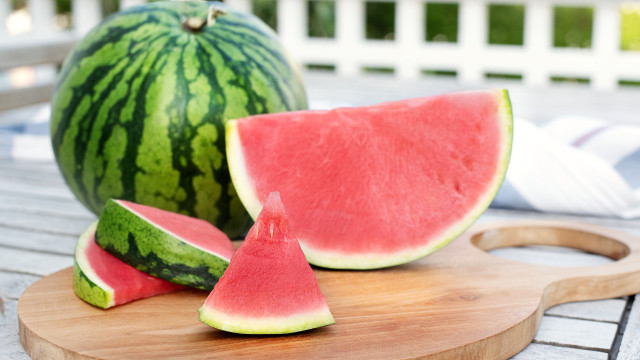 Melancia inteira faz bem: saiba como aproveitar casca e sementes
