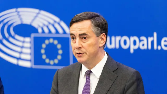 
                    Eurodeputados iniciam visita à China para abordar tensões com Bruxelas
                