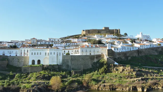 
                    Mel, queijo e pão 'à prova' em feira na vila alentejana de Mértola
                