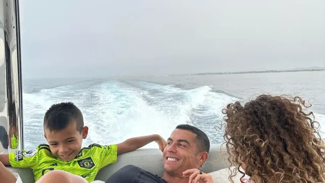
                    Filhos gémeos de Ronaldo estão de parabéns. Avó foi a 1.ª a celebrar
                