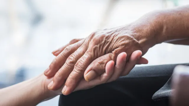 Risco de Alzheimer? Neurologista alerta para (mau) hábito depois dos 65