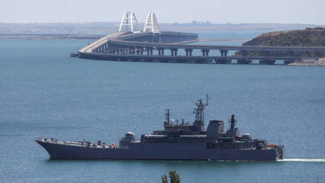 
                    Kyiv diz ter atacado três navios militares russos e aeródromo na Crimeia
                