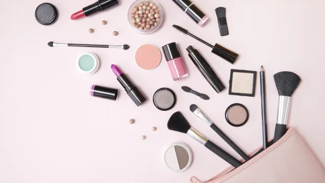 
                    Infarmed manda retirar do mercado produtos cosméticos da FBeauty
                