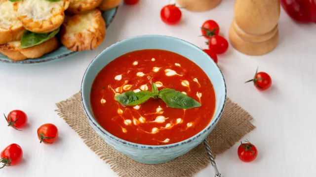 
                    A tentar atingir o ponto ideal do gaspacho? Anote o segredo desta receita
                