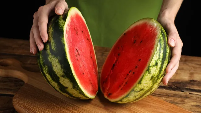 Erro a cortar melancia que pode aumentar risco de intoxicaÃ§Ã£o alimentar