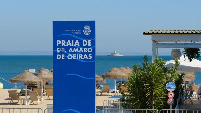 
                    Praia de Santo Amaro de Oeiras interditada devido a foco de poluição
                