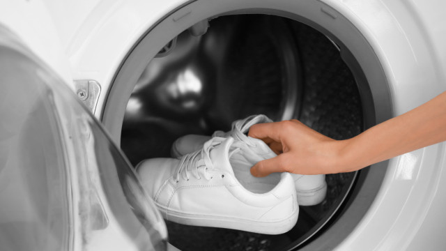 O truque para lavar as sapatilhas na máquina sem o incómodo barulho