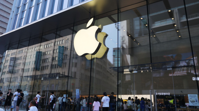 iPhone dobrável em 2026? Nova pista vem da rival Samsung