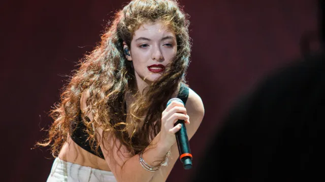 Lorde critica uso de óculos inteligentes. "Não são nada sexy"