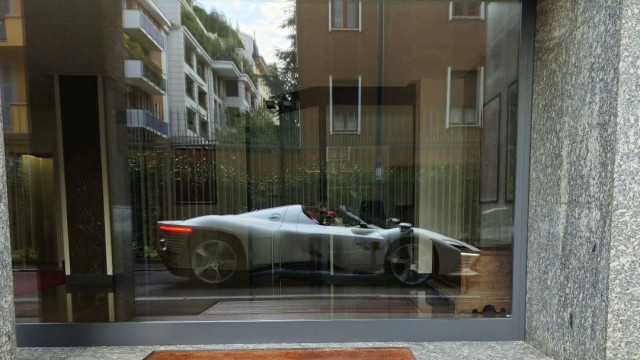 Qual é o Ferrari que Ibrahimovic mostrou refletido num vidro?