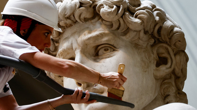 As imagens da limpeza da estátua de Michelangelo em museu de Florença