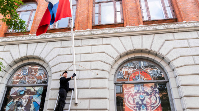 Casa da Rússia encerra atividades na Dinamarca. Bandeira já foi retirada