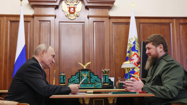 O pormenor no encontro com Putin que pode mostrar a debilidade de Kadyrov