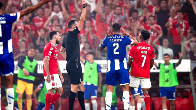 [1-0] Benfica-FC Porto: Otamendi a rematar para fora