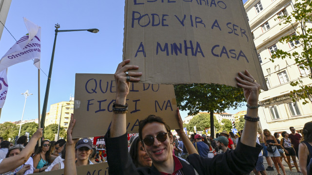 "Arrendo, logo não existo". As mensagens levadas à 'manif' da habitação