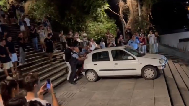 Coimbra. Carro despista-se e cai nas Escadas Monumentais da Universidade