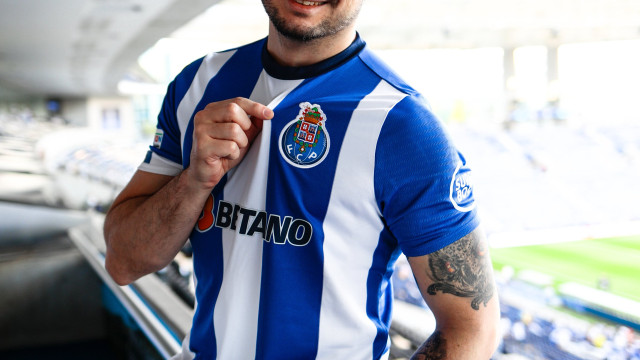 Em Portugal, Felipe Neto posa no Dragão com a camisola do FC Porto