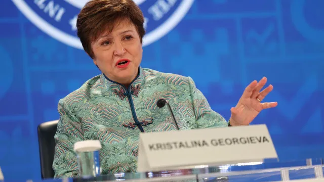 
                    FMI diz que IA e crise energética puxam economia em direções opostas
                