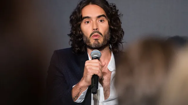 Russell Brand admite relações sexuais com jovem de 16 anos
