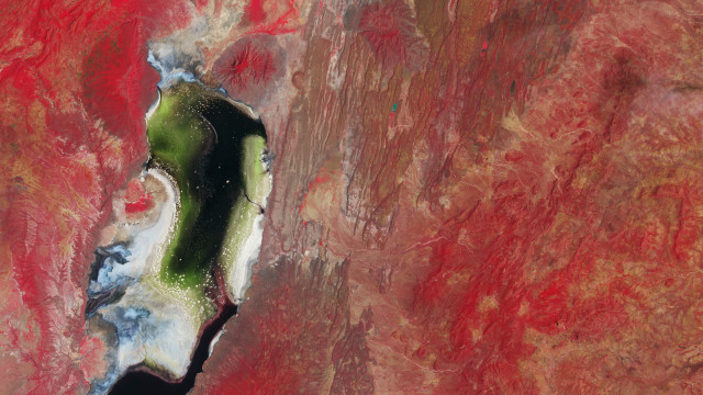 Satélite capta fotografia (surreal) de lagos salgados em África