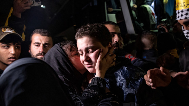 Mais 33 prisioneiros palestinianos chegaram a Gaza. As imagens do momento