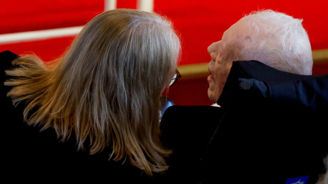 Jimmy Carter faz rara aparição pública no funeral da mulher, Rosalynn
