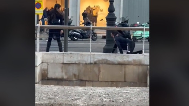 Mulher é filmada a passear homem de coleira em ruas de Valência