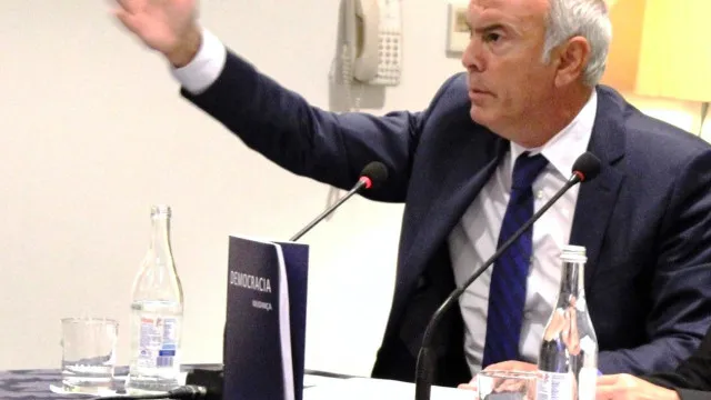 "Não sejamos líricos, não é o único. Mas é ministro e tem de dar exemplo"