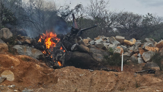 Dois pilotos da Força Aérea da Índia morrem em queda de avião