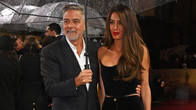 Um amor à chuva! George e Amal Clooney encantam na passadeira vermelha