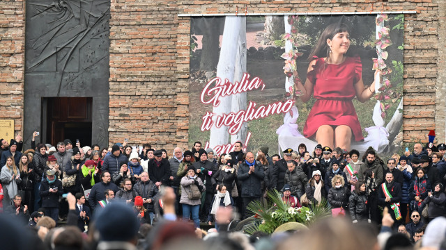 Morte de Giulia chocou Itália. Milhares de pessoas estiveram no funeral