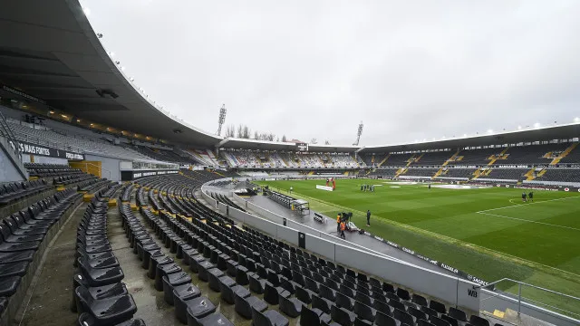 
                    EM DIRETO: Domingo de Clássico começa em Guimarães e Rio Maior
                