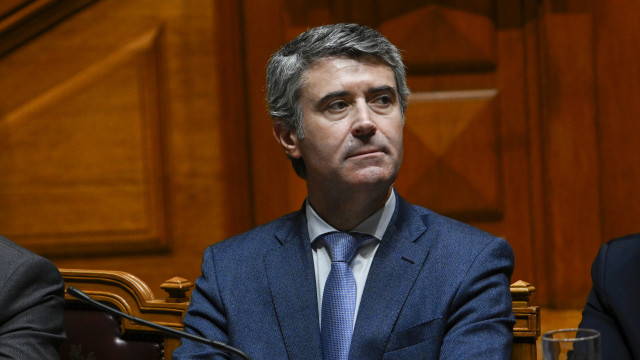 José Luís Carneiro assegura apoio do PS à reeleição de Aguiar Branco
