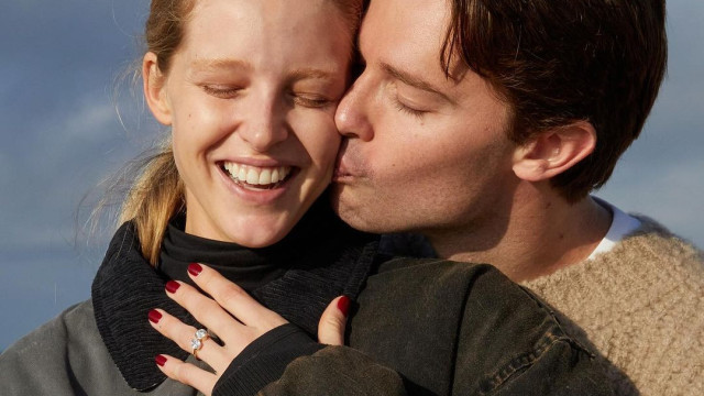 Patrick Schwarzenegger protagoniza romântica campanha com noiva