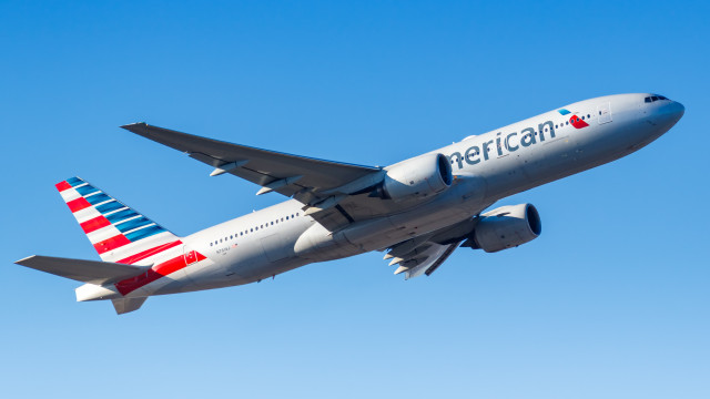 American Airlines lucra mais que o esperado, mas receita decepciona; ação cai 4% no pré-mercado