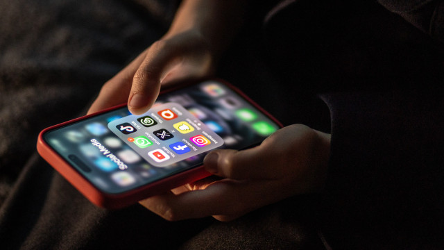 Save The Children elogia proibição de redes a menores (e pede mais ações)