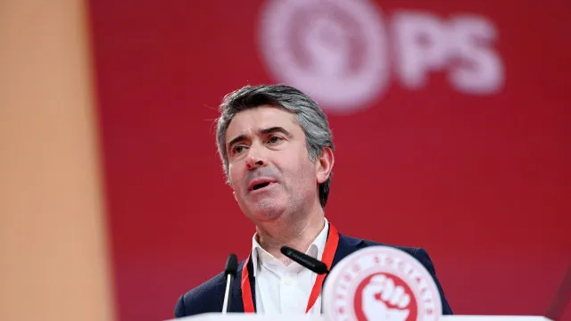 
                    Moção de estratégia de Carneiro marcam 2.º dia do Congresso do PS
                