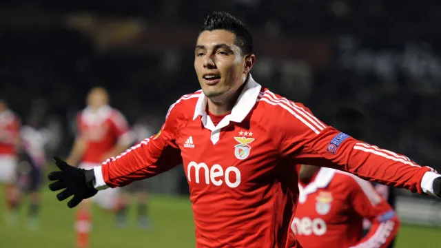 
                    Oficial: Óscar Cardozo, 'lenda' do Benfica, pendura as chuteiras
                