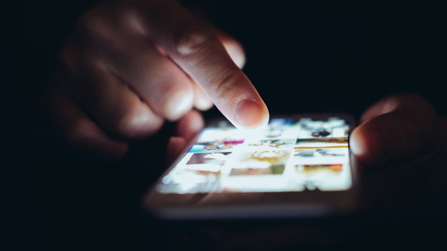 Os 5 truques simples para poupar os olhos ao ecrã do telemóvel
