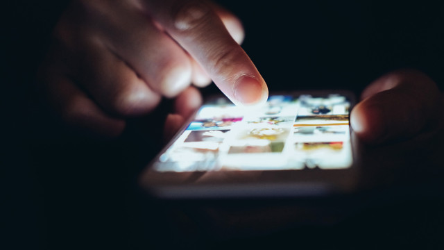 Os 5 truques simples para poupar os olhos ao ecrã do telemóvel