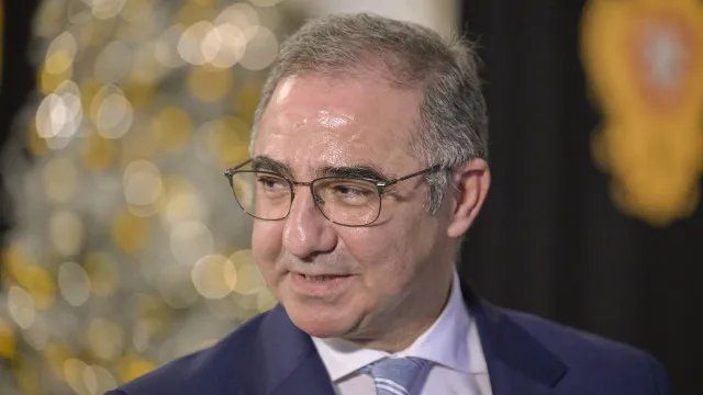 
                    Bolieiro diz que 25 de Abril abriu um 