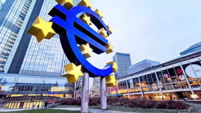 Taxa de desemprego da zona euro mantém-se estável nos 6,3% em abril