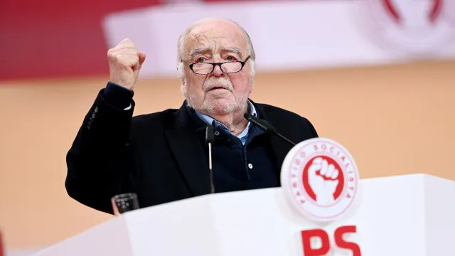 Jantar homenageia Manuel Alegre no dia em que socialista faz 90 anos