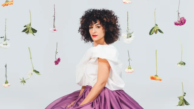 
                    Cristina Clara mistura tradições musicais em novo álbum 